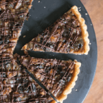 Crostata con noci pecan caramellate e prugne della California