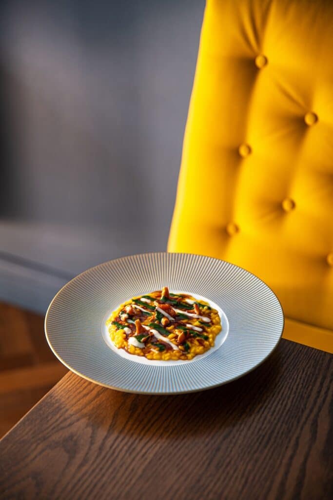 Riso, zafferano, finferli, salsa gremolada (Ph Gaia Menchicchi)